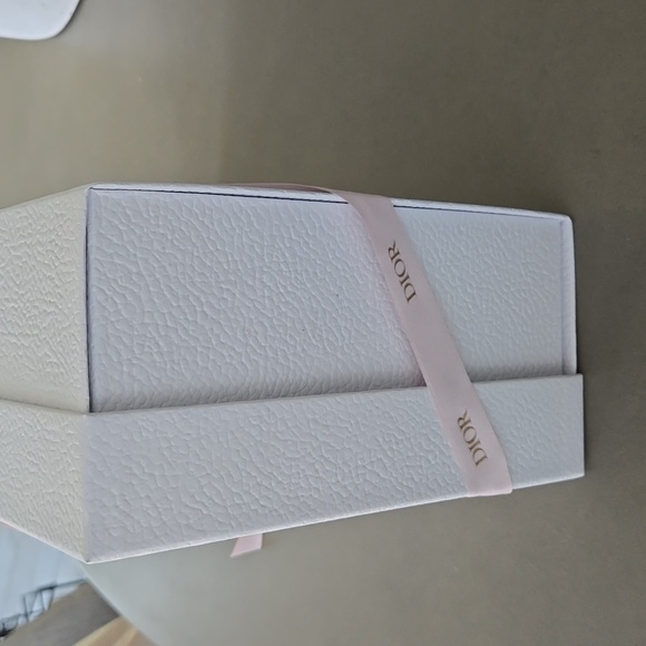 New DIOR box & ribbon 12 1/2 × 9 in - Picture 4 of 6